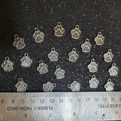 Dijes de huellitas plateado oscuro