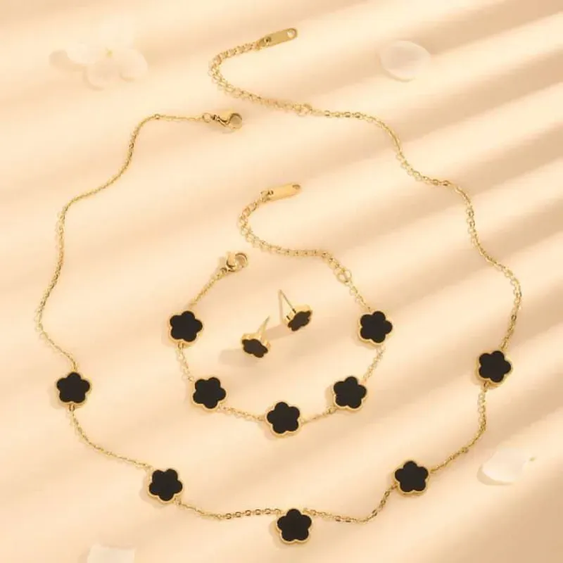  Set Floral Negro – Elegancia dorada con carácter sofisticado