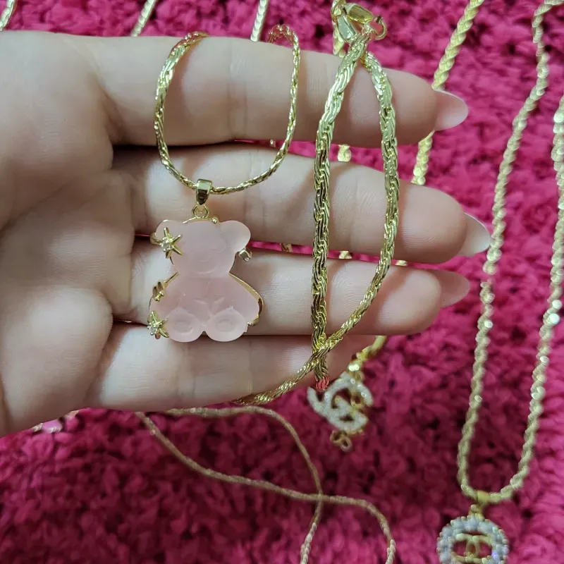 Cadena torcida con dije de osito rosa