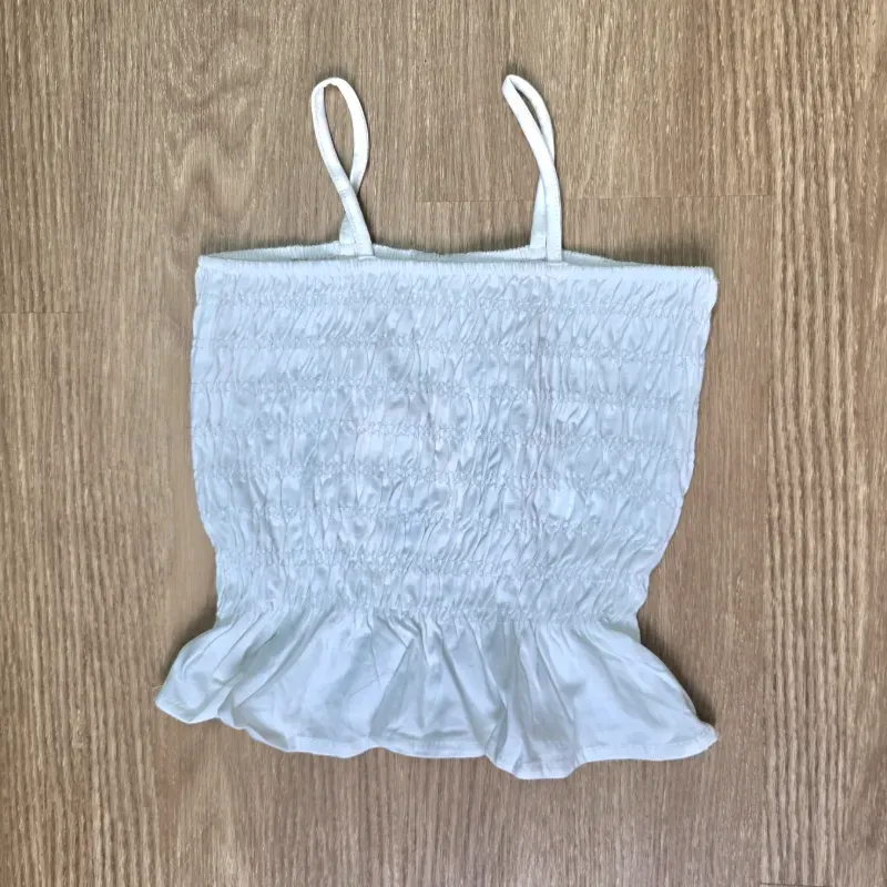 Blusa blanca con vuelos