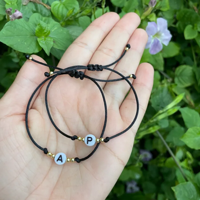 Pulseras de hilo simple con iniciales
