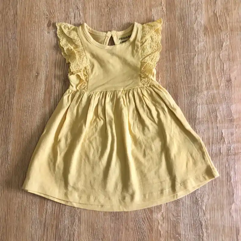 Vestido con encaje color amarillo