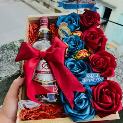 Caja regalo con flores y ron o whiski