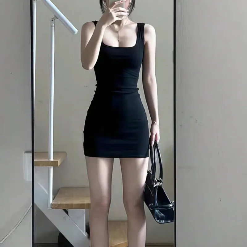 Vestido negro de tirantes corto ajustado