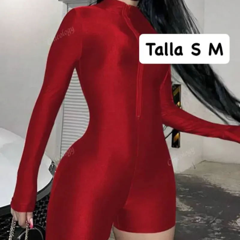 Mono con mangas largas