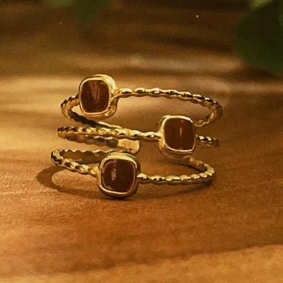 Anillo dorado con decorados rojos