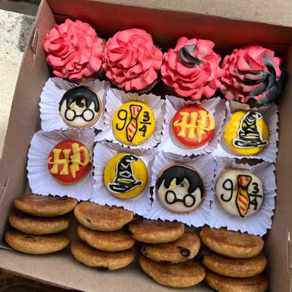 Caja Mixta: 4 Cupcakes, 8 Mini Donas y 12 Cookies