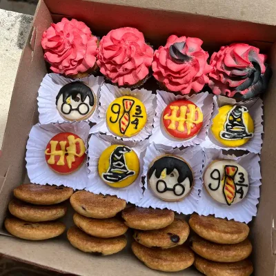 Caja Mixta: 4 Cupcakes, 8 Mini Donas y 12 Cookies