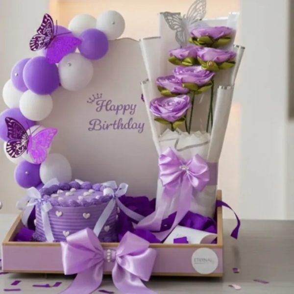 Caja decorada+ minikake+ ramo de flores