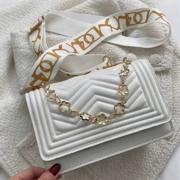 Cartera blanca y dorada