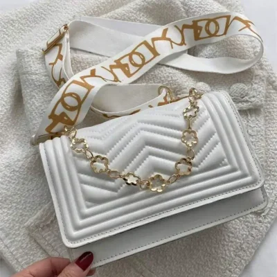 Cartera blanca y dorada