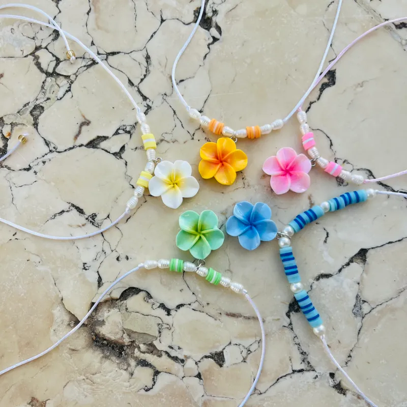 Collar con dije de flor  , perlas de río y fimos