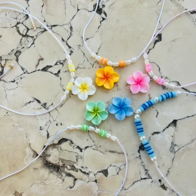 Collar con dije de flor  , perlas de río y fimos