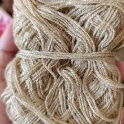 Hilo acrilán color carmelita claro