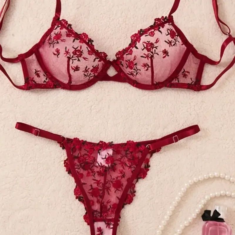 Lenceria roja con estampado de flores