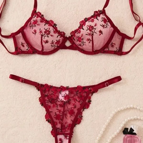 Lenceria roja con estampado de flores