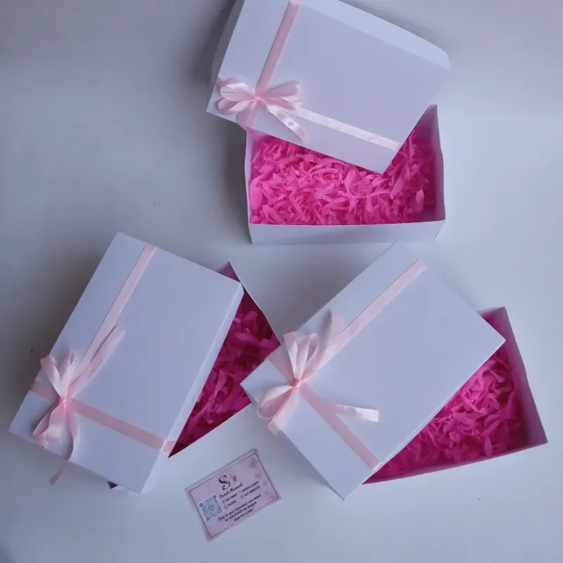 Cajas de regalo mediana con papel de reyeno