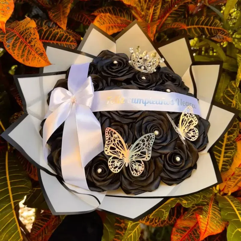 Ramo blanco y negro de 20 rosas