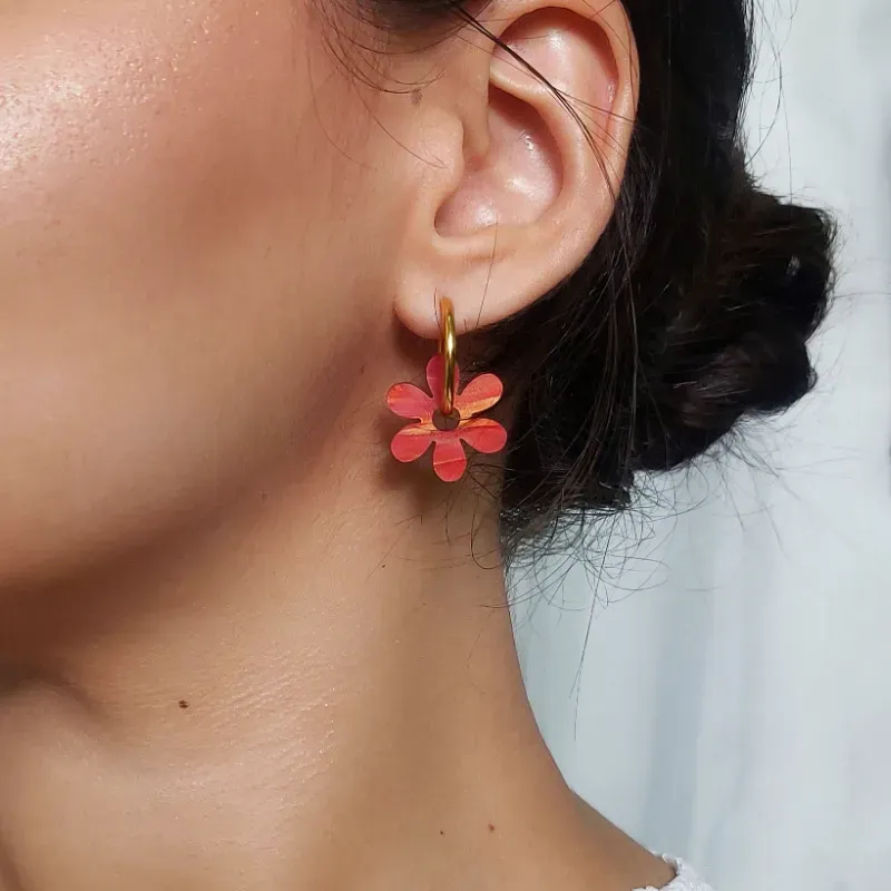 Argolla con flor matizada roja