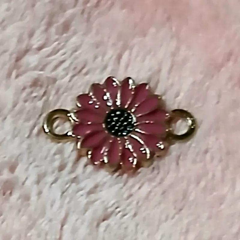 Dije Conector dorado esmaltado flor margarita rosado oscuro