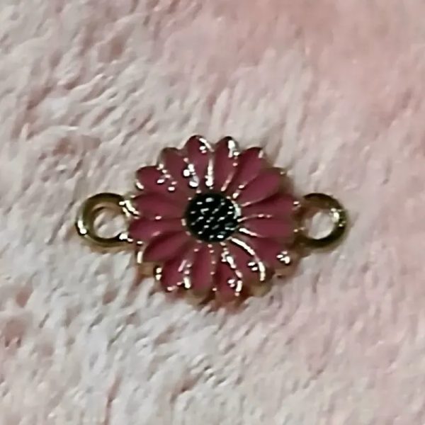 Dije Conector dorado esmaltado flor margarita rosado oscuro
