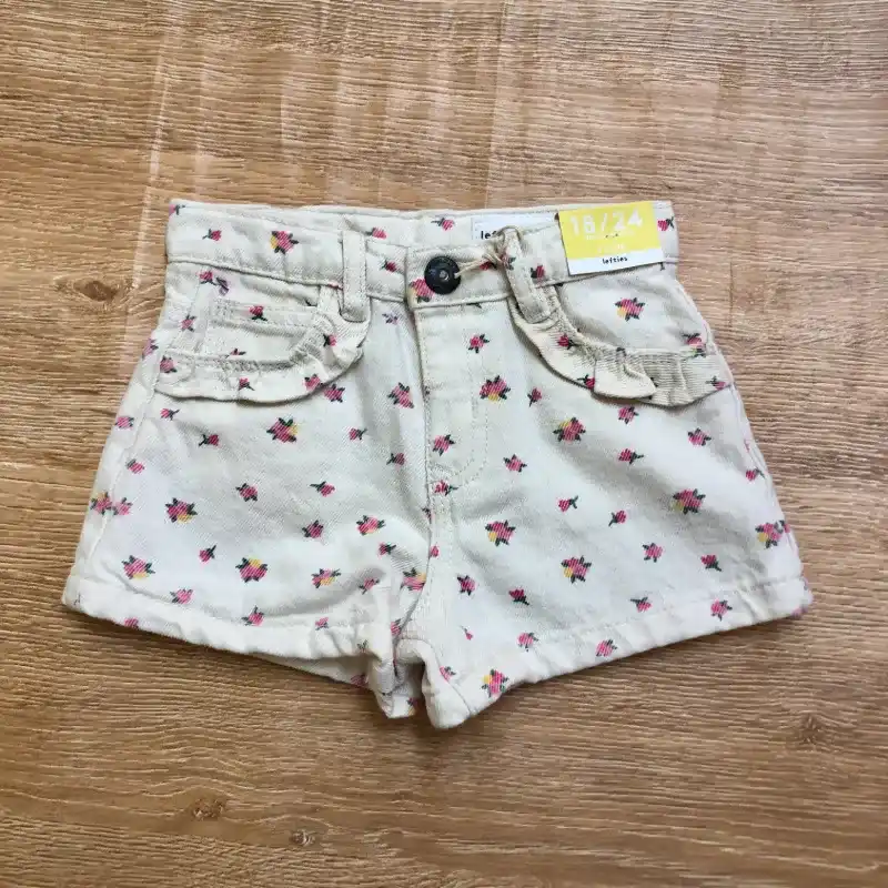Short blanco con flores