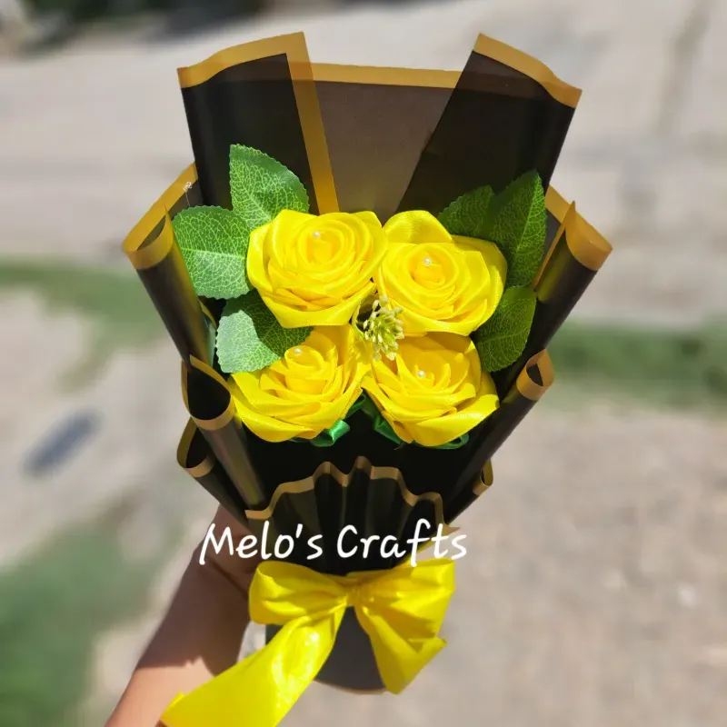 Ramo de 4 rosas de saten