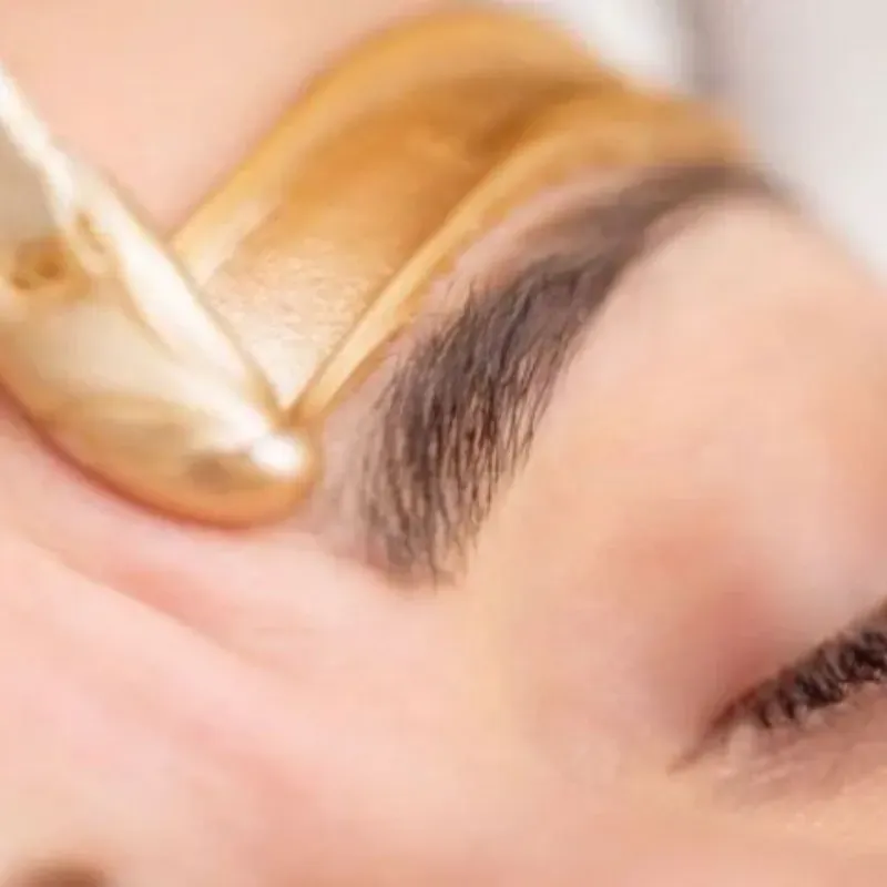 Sacado de cejas con cera