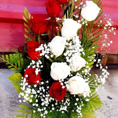 Arreglo con rosas importadas en esponja