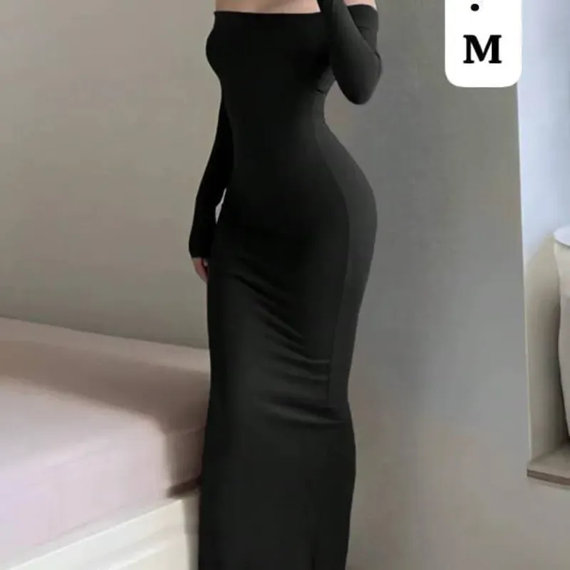  Vestido Noir Elegance – Sofisticación atemporal con hombros descubiertos y silueta ceñida