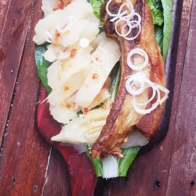 Costillas de cerdo con yucas y vegetales