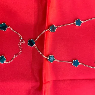 Collar y Pulsera con adornos verdes