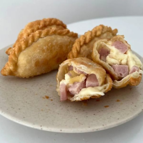 Empanada de Jamón y Queso Blanco