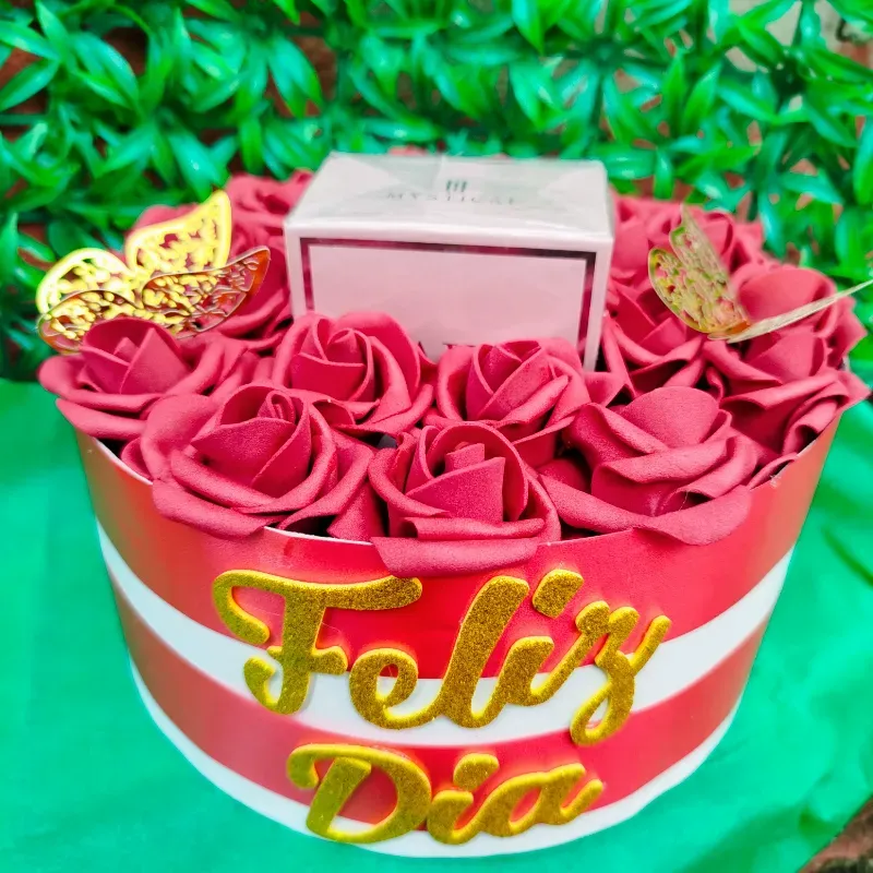 Caja con perfume y 20 rosas eternas