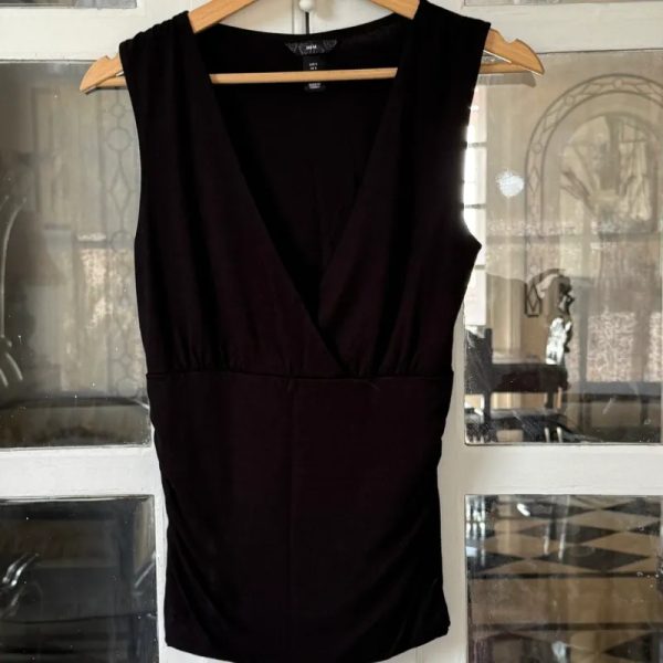 Blusa negra escotada