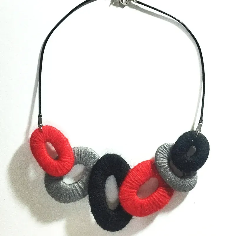 Collar de piezas geométricas tricolor