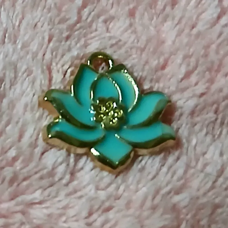 Dije dorado esmaltado flor de loto verde