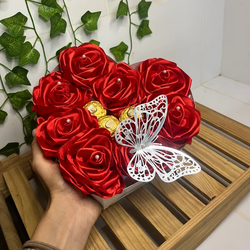 Corazón con 8 flores y bombones ✨