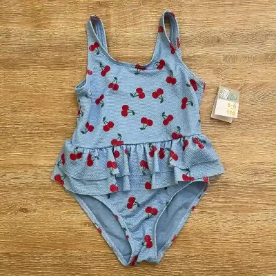 Trusa color azul con vuelo y cerezas