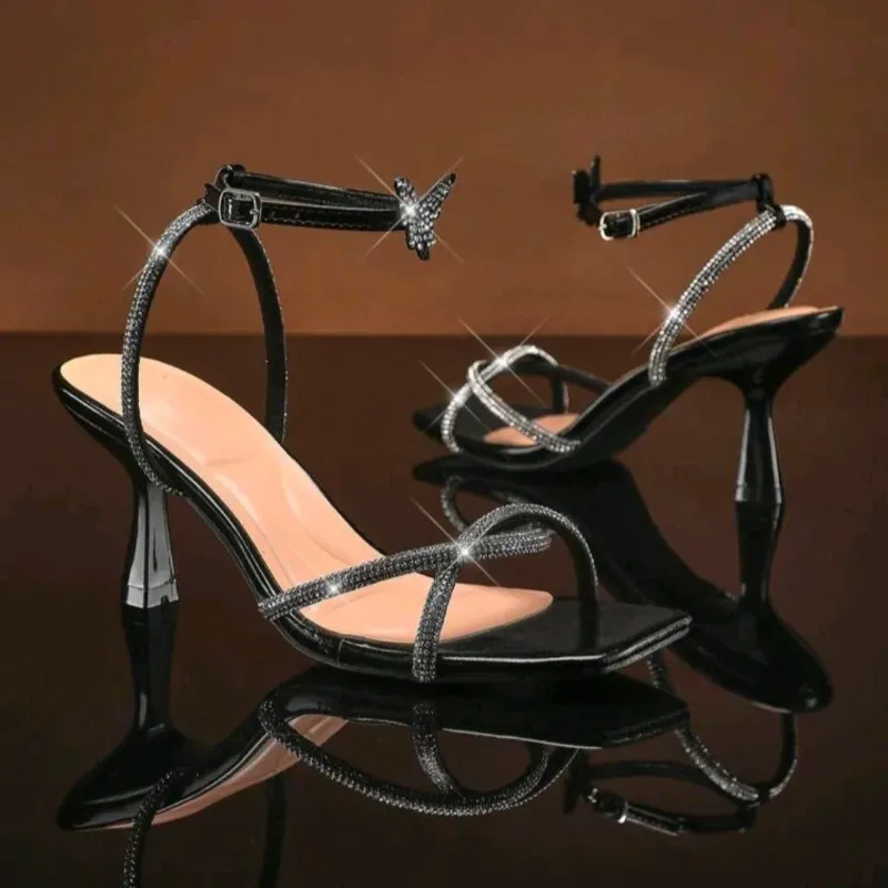  Zapatos de tacón con pedrería y aplique — Negro