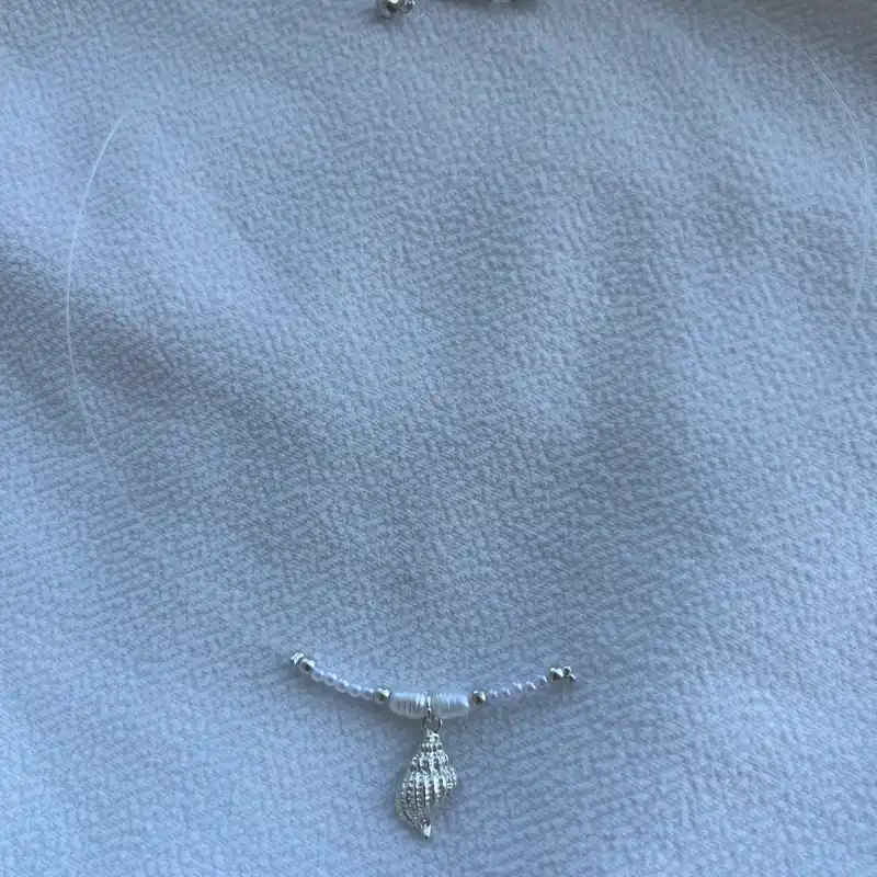 Collar fantasmita con dije de concha plateado