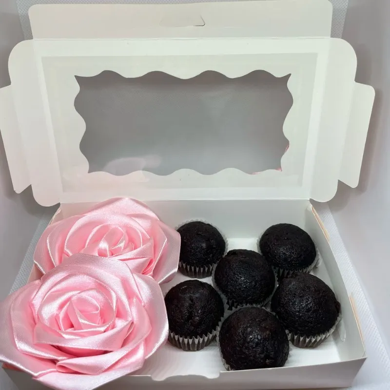 Caja de magdalenas y rosas eternas