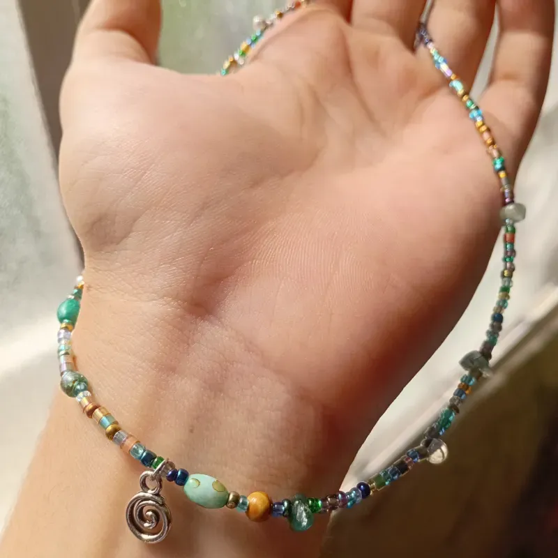 Collar de espiral con cuentas mixtas