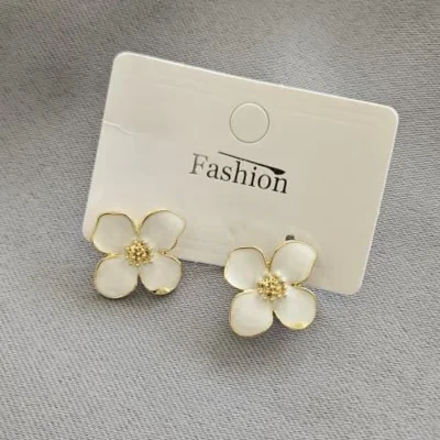 Aretes blancos con borde dorado