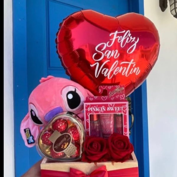 Cajita de madera+ peluche+ bombones+ 2 rosas+ set colonia y crema