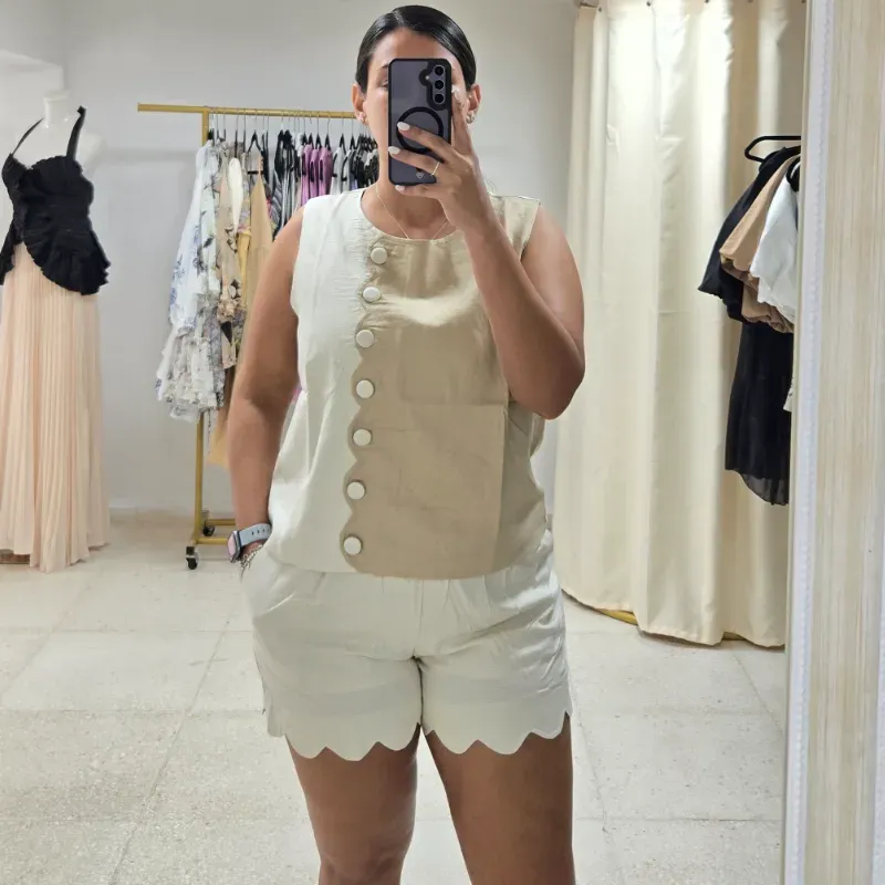 Conjunto beige de short y blusa con botones