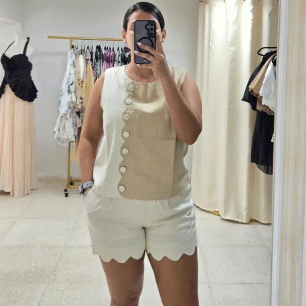 Conjunto beige de short y blusa con botones