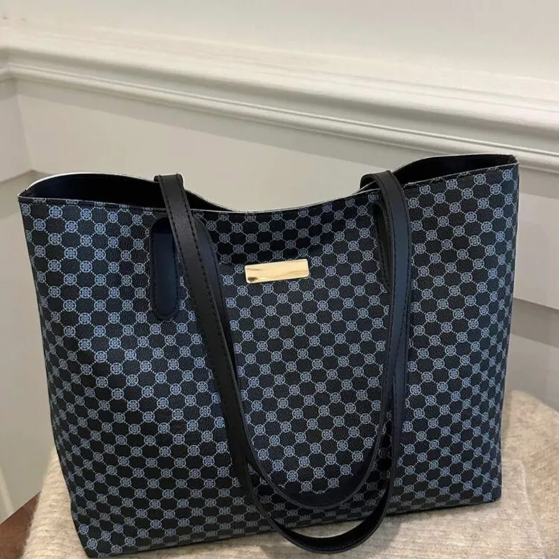 Bolso de hombro mediano con estampado total