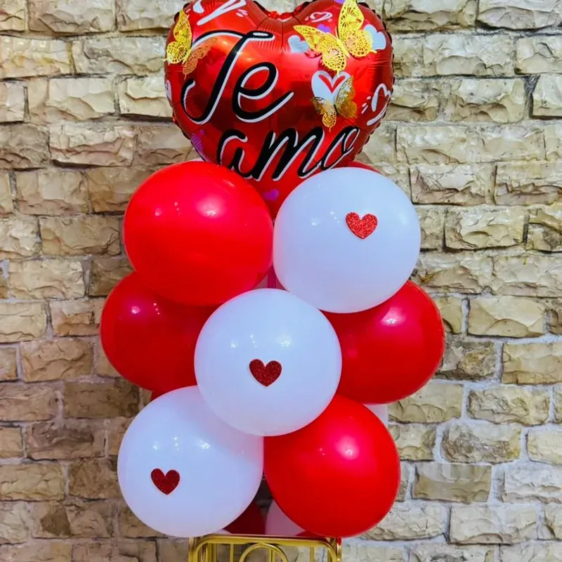Torre de globos rojos y blancos