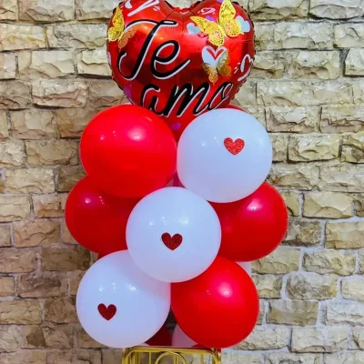 Torre de globos rojos y blancos